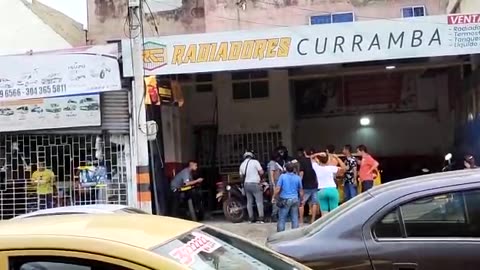 Video: Llegaron a cobrar con groserías y casi los lincha la comunidad