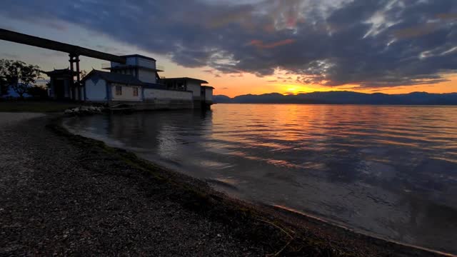Want to go to the seaside to watch the sunrise?
