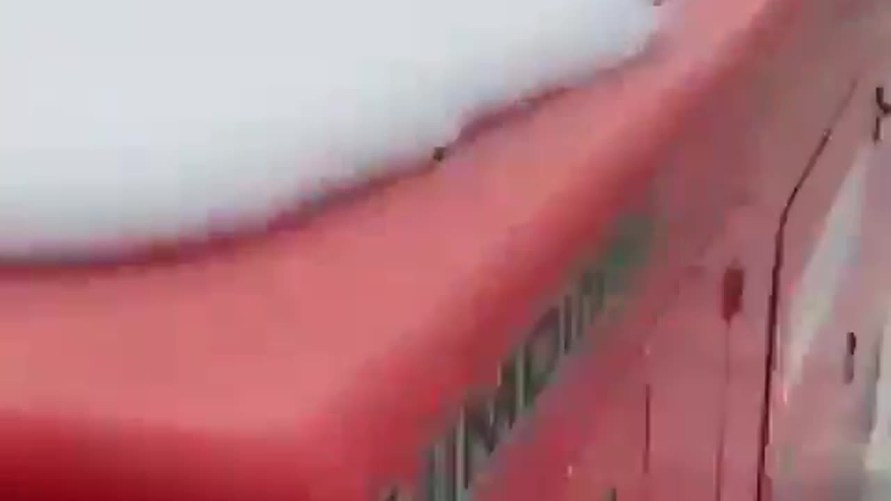 Autobús eléctrico se carga con un enorme generador diésel. 🤪🤪🤪