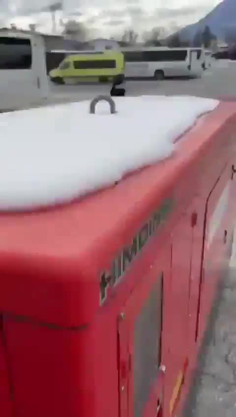 Autobús eléctrico se carga con un enorme generador diésel. 🤪🤪🤪