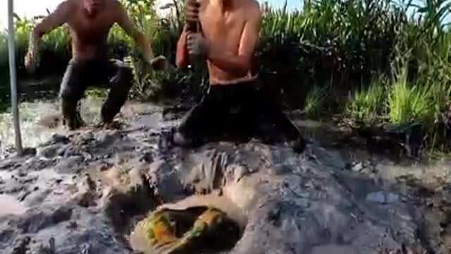 Watch how this guys found a GIANT CARNIVOROUS fish in a 100 meter deep hole.