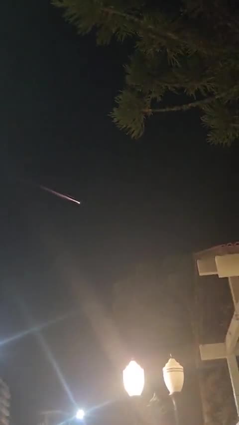 A spectacular fireball was observed in the skies of Brazil.