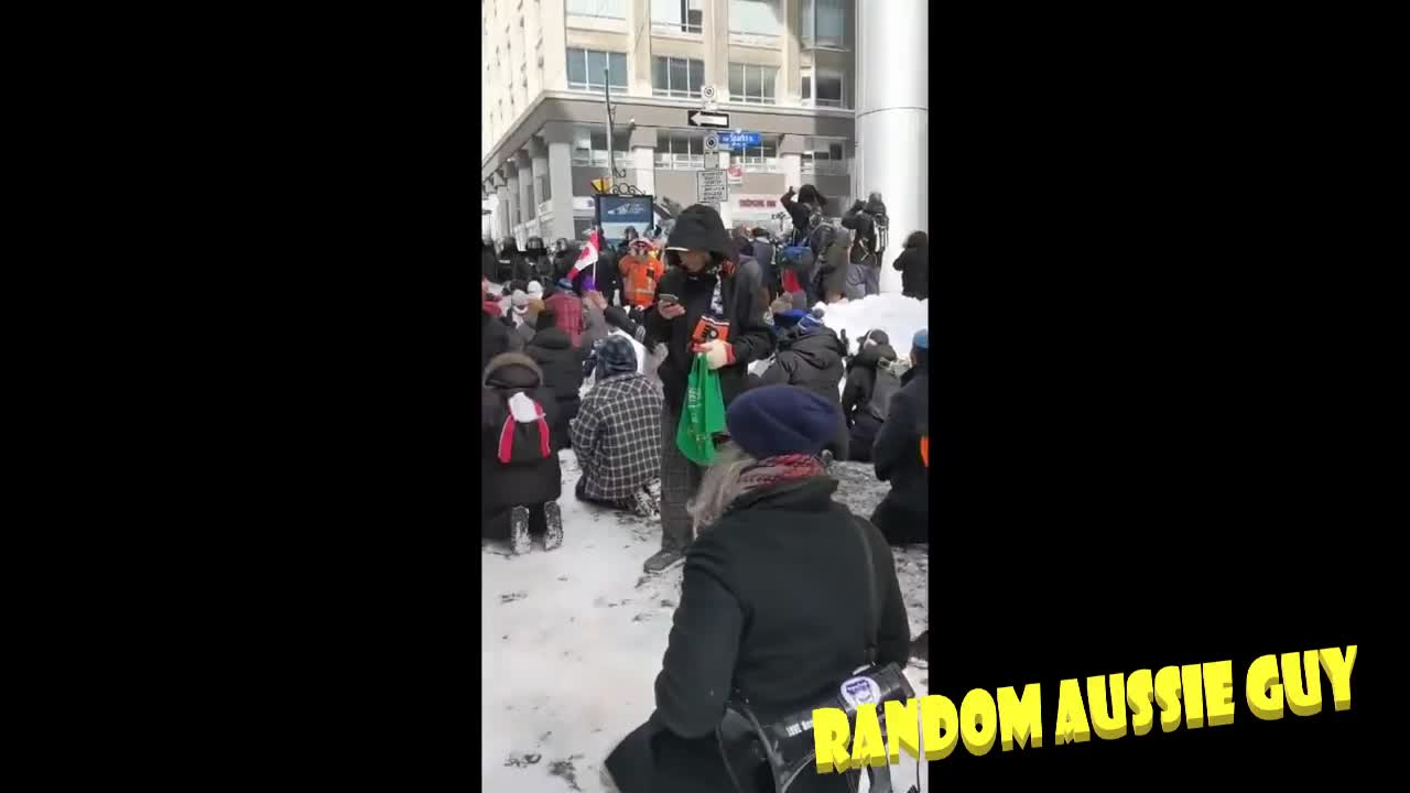 🇨🇦 CANADIANS 🇨🇦 PRAYING IN FRONT OF POLICE - 🇨🇦 CANADA 🇨🇦 20-02-2022 FREEDOM PROTEST 2022