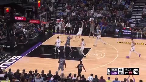 Huerter picks Durant's pockets which leads to a Trey Lyles 3 to put the Kings up 35 against the Nets