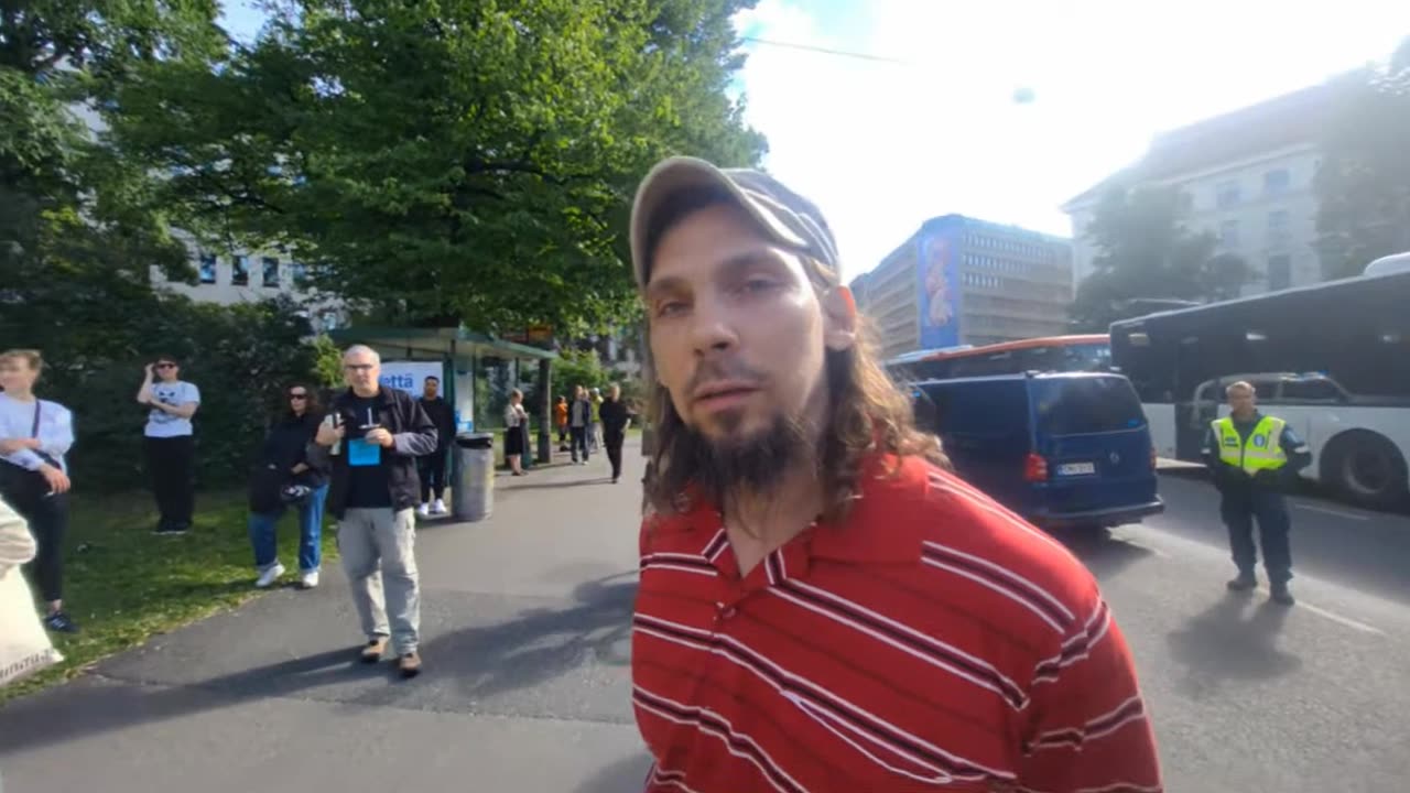 Eloapinalla, pidätys bussin katolla on poliisin lupa johtaa mielenosoitusta.