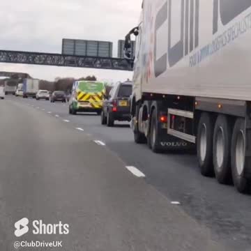They nearly collided! 😱 The car swerved, the lorry had to brake hard. Dangerous driving 😬