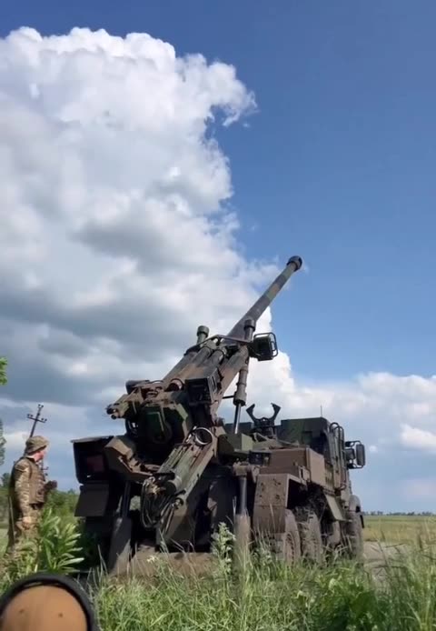 Ukrainian Artillery Crew Fires Ceaser Heavy Gun