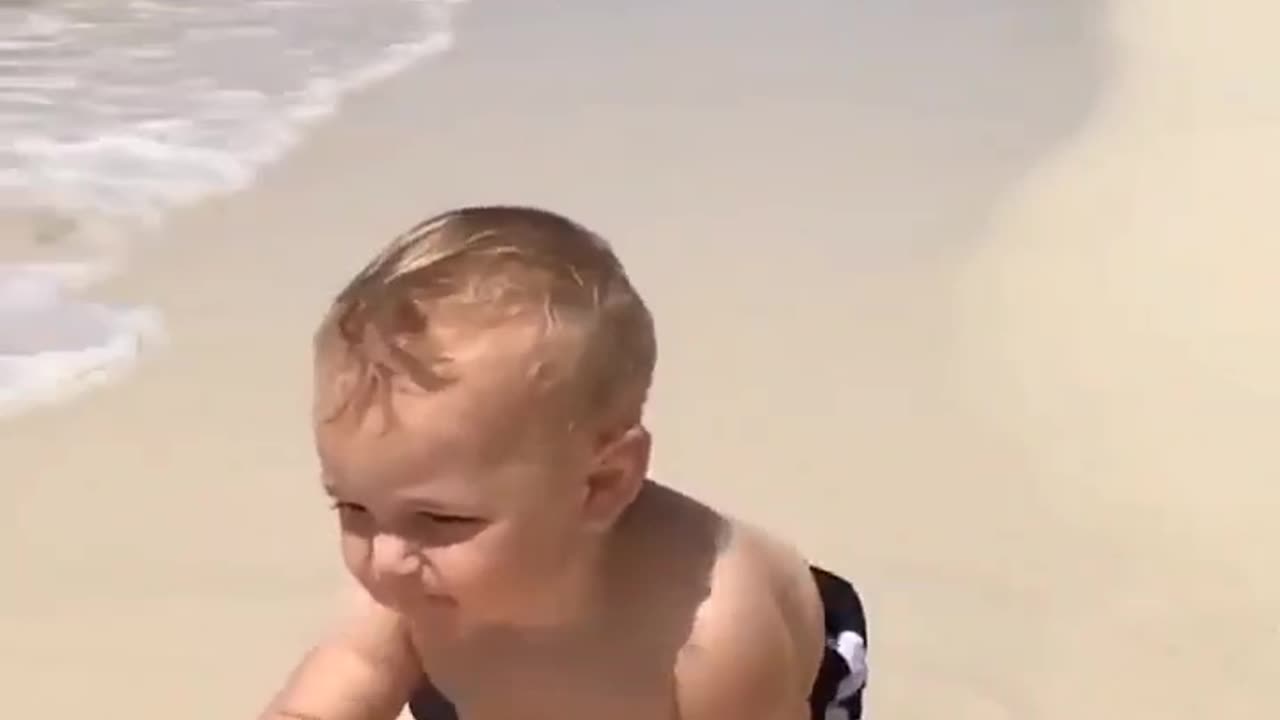 Funny baby 🍼 reaction on the beach ⛱️