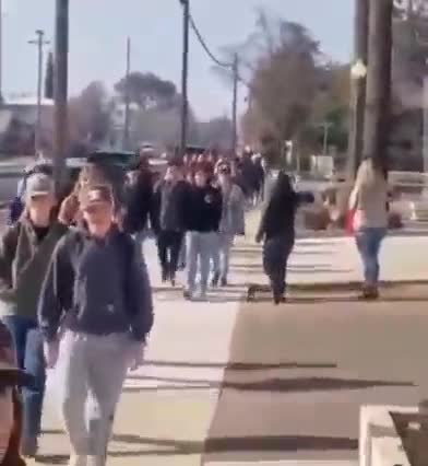 Οι μαθητές στην Καλιφόρνια αποχωρούν λόγω της εντολής της μάσκας. Η νεολαία αντεπιτίθεται