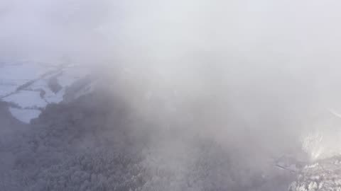 Outdoor aerial photography captures the beauty of the Grand Canyon's early morning fog