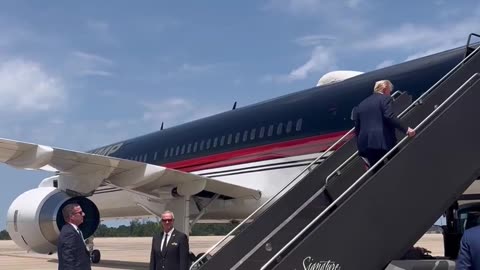 President Donald Trump departs for a rally in Chesapeake, VA 🇺🇸