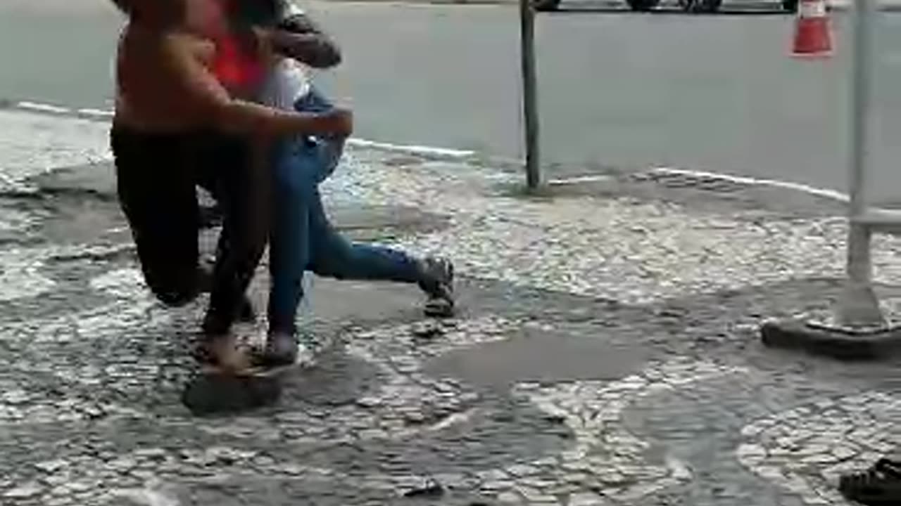 Mulheres brigam no centro da cidade de Feira de Santana