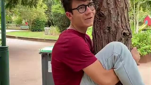 ça me bute personne ne parle du fait qu’il tienne easy sur l’arbre