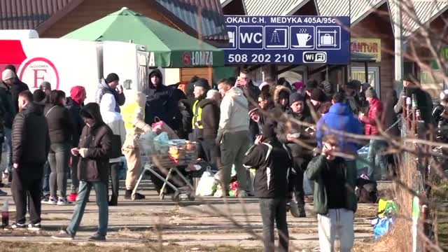 The anxious wait for relatives at Ukraine's border