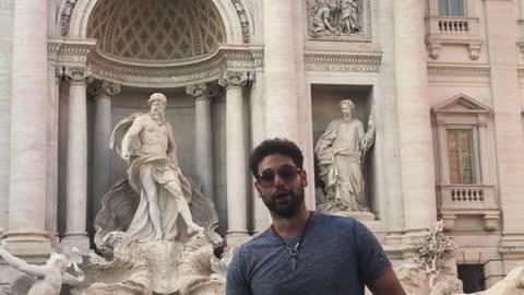 Operatic Tenor Sings at Famous Trevi Fountain