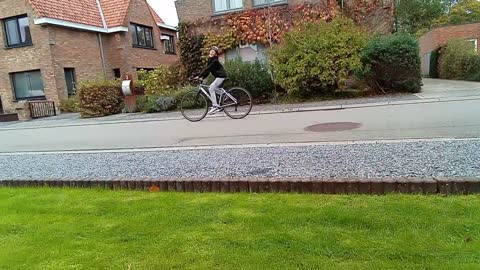 je ziet een fietser langs straat