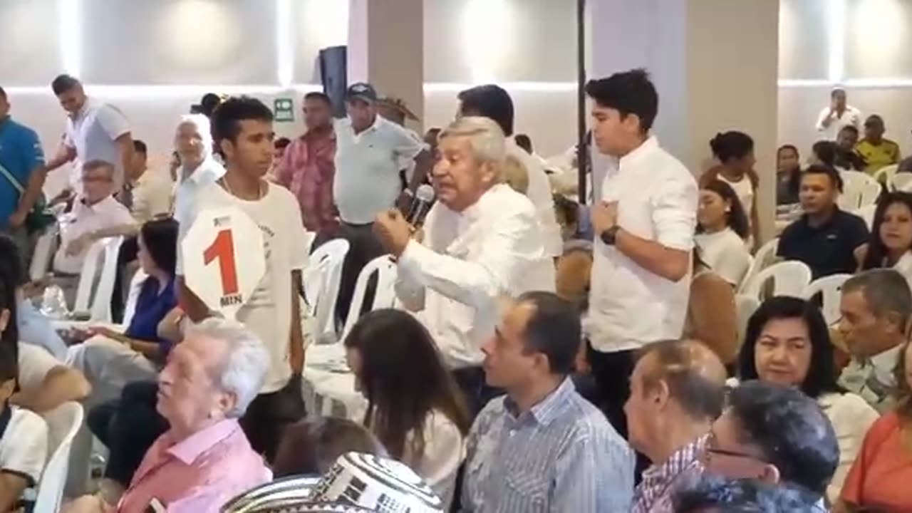 Uribe defiende a Petro