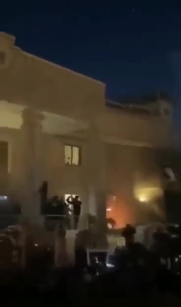 Manifestantes invadem embaixada sueca em Bagdá em protesto contra queima do Alcorão