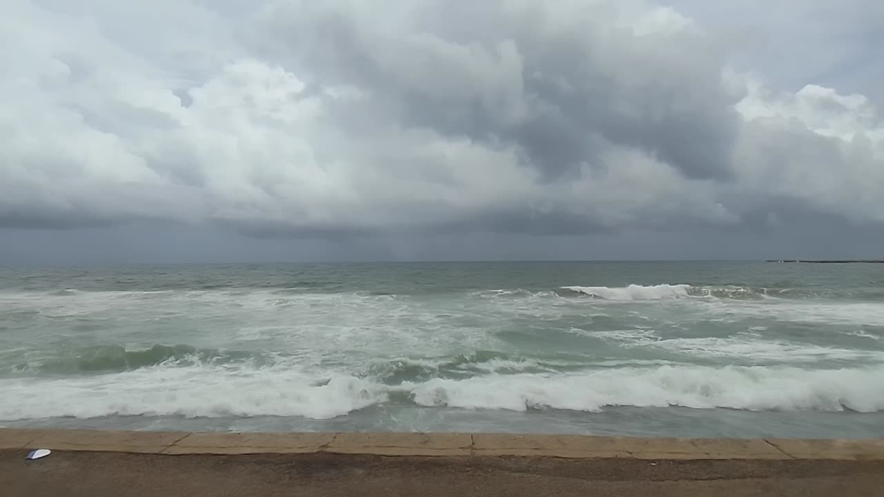 Look at these waves for a few moments and it will calm your mind.