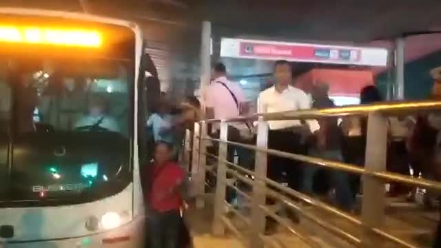 Pánico por incendio de un bus articulado de Transmetro