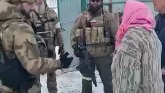 Residents of the liberated cities of the LPR meet the Chechen special forces