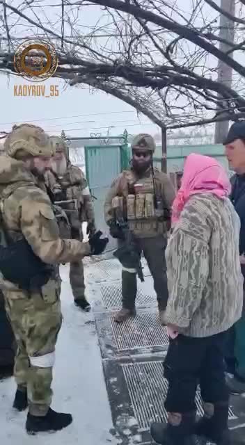 Residents of the liberated cities of the LPR meet the Chechen special forces