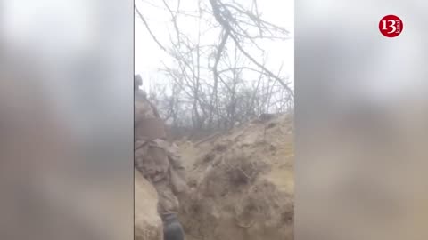 Ukrainian soldier fighting against Russians in the trench alone – combat footage