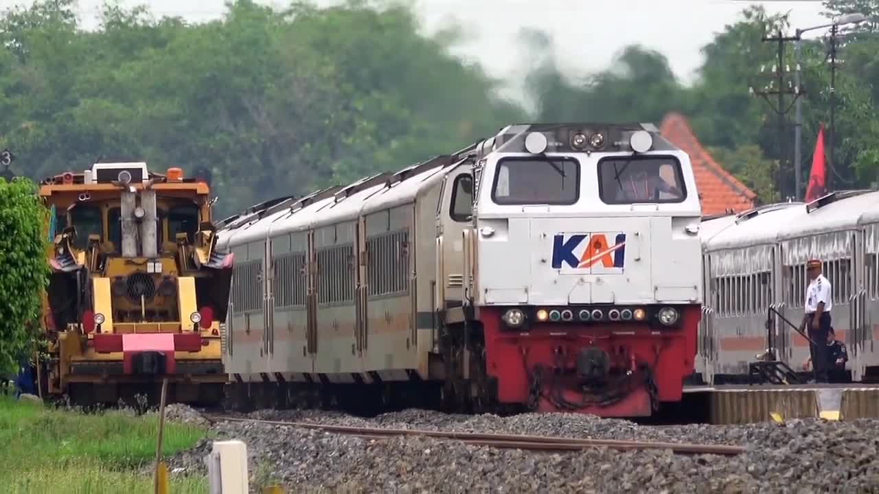 saw the train at the pull station //indonesia