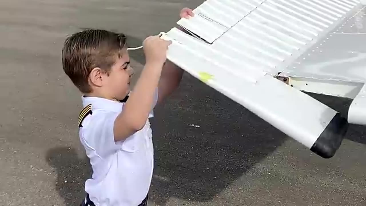 4 Year old Kid Learn How To Fly A Plane, Must Watch!