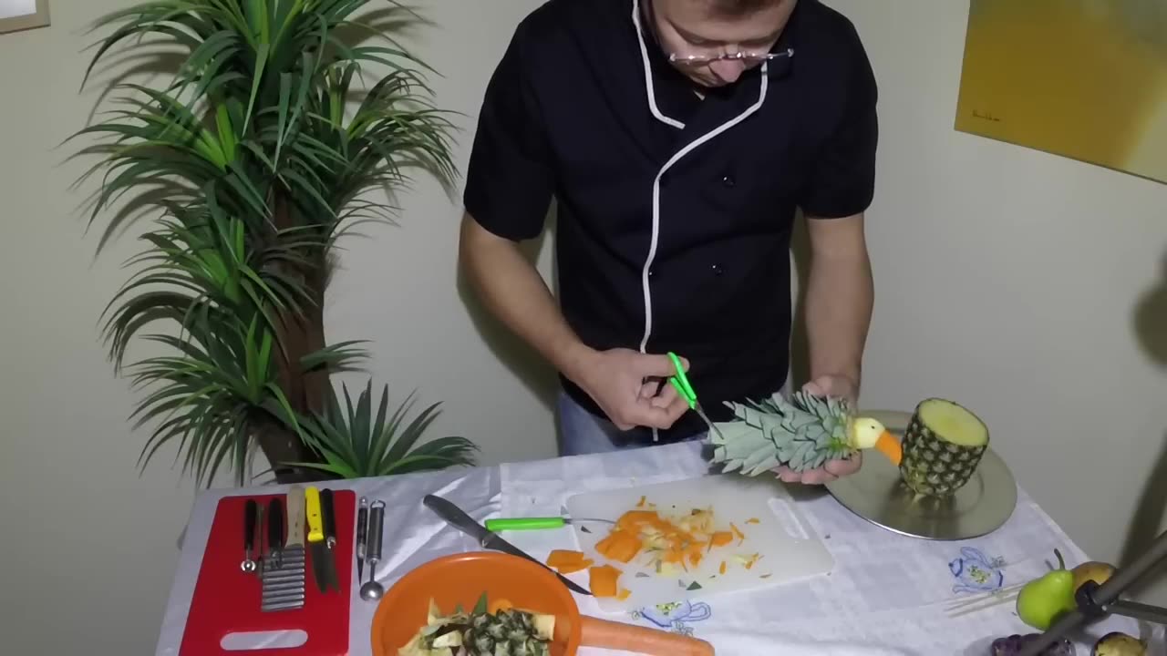 HOW TO MAKE A PARROT WITH PINEAPPLE