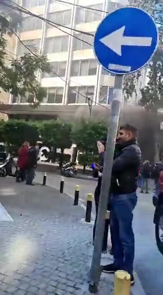 Πείραμα ΧΑΟΥΣ στον Λίβανο! Το πλήθος ΚΑΙΕΙ τράπεζες.