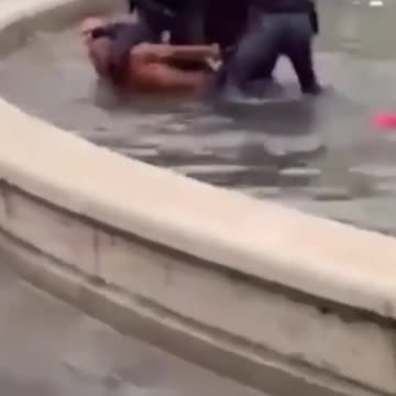 Italian policemen decided to teach a guest of Rome a lesson for a red beret, like the ex-guards