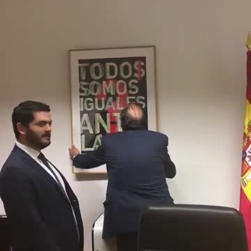 Los diputados de VOX conquistan el despacho de Podemos con honores al Rey