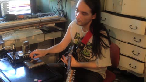Musician creates "time travelling" guitar sound