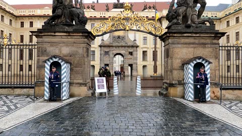 Wachwechsel vor der Prager Burg / Königspalst