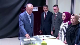 Erdogan and Kilicdaroglu cast votes in Turkey