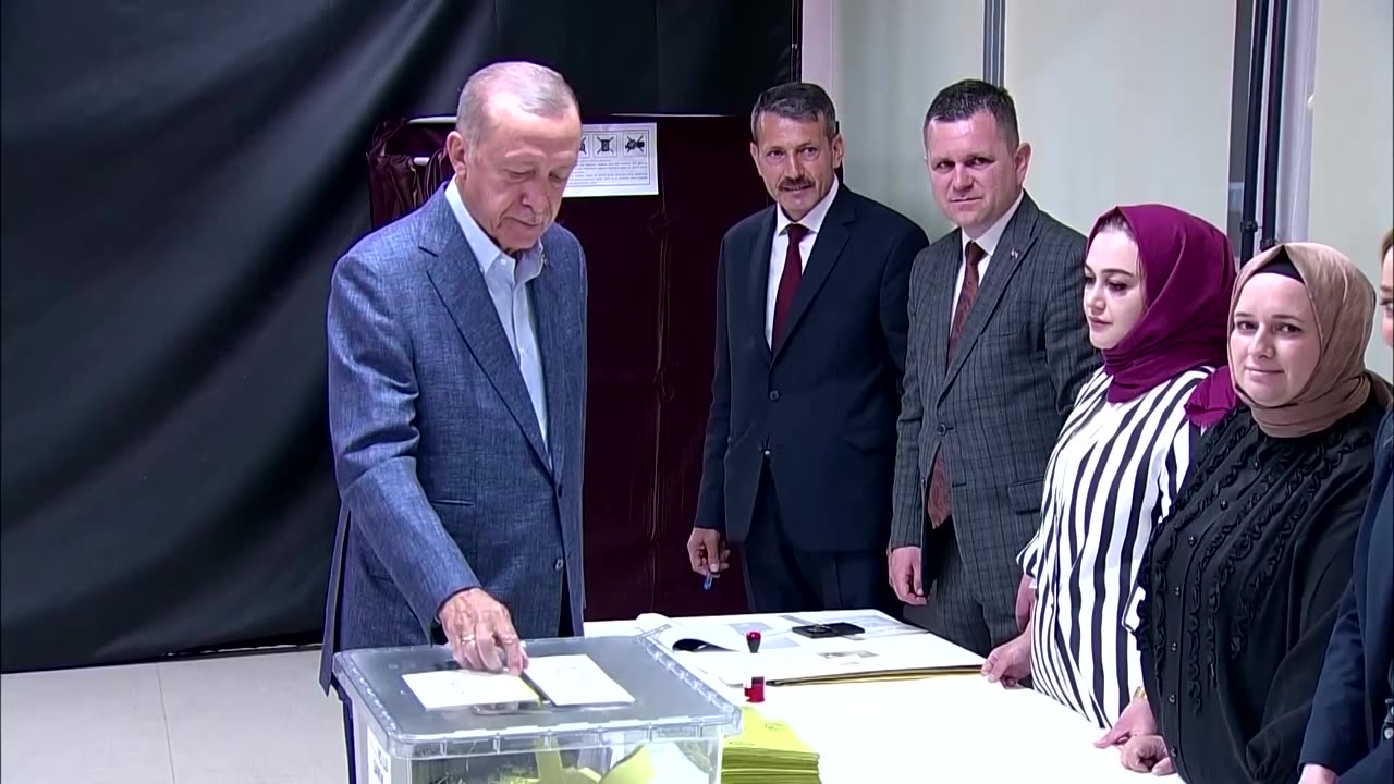 Erdogan and Kilicdaroglu cast votes in Turkey