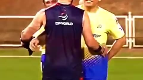 Kohli and dhoni friendship video #cricket #cricketlover #cricketshorts #ipl #dhoni #kohli #king #rcb