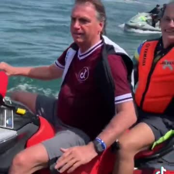 JAIR MESSIAS BOLSONARO DIRIGE JET SKI E CUMPRIMENTA ELEITORES.