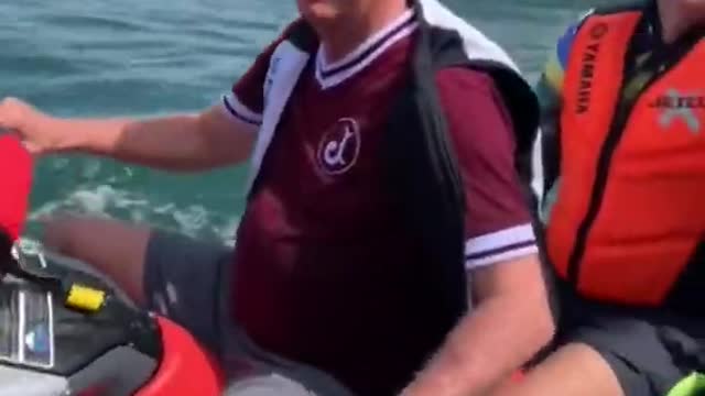 JAIR MESSIAS BOLSONARO DIRIGE JET SKI E CUMPRIMENTA ELEITORES.