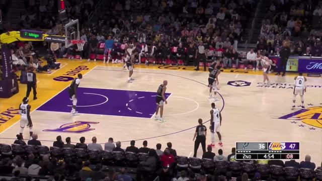 Lebron James was so hyped up at the bench after Bryant got a poster dunk🤣