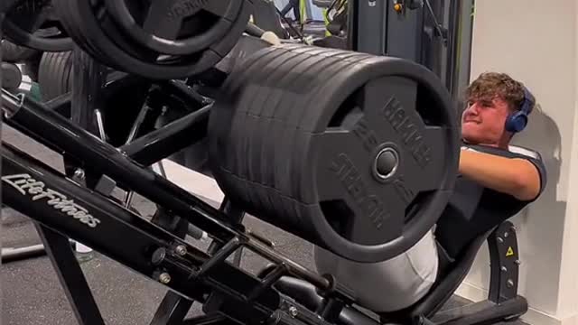Pressing 300kgā¦š³šš #foryoupage #viralstuff #gymtrend