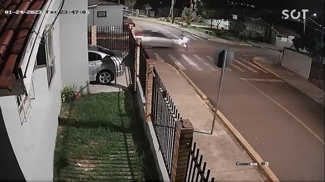Motociclista morre após ser arremessada contra imóvel em acidente impressionante no Oeste do Paraná