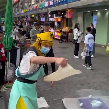 Street food acrobatics 😅