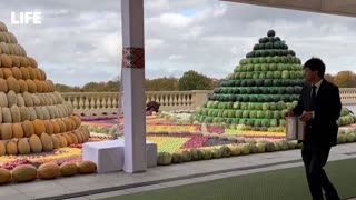 Ο πρόεδρος του Τατζικιστάν χάρισε στον Βλαντιμίρ Πούτιν πυραμίδες από καρπούζια και πεπόνια