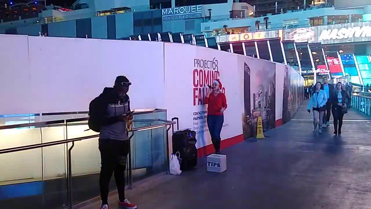 LAS VEGAS STRIP - STREET PERFORMER SINGING CHRISTMAS MUSIC