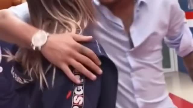 I think Neymar likes the PSG reporter 😏