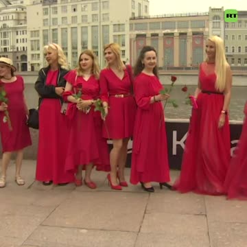En Rusia baten récord del mayor número de mujeres vestidas de rojo en el mismo lugar