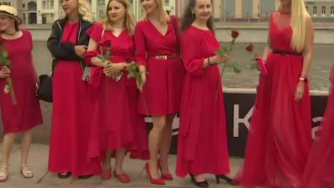 En Rusia baten récord del mayor número de mujeres vestidas de rojo en el mismo lugar