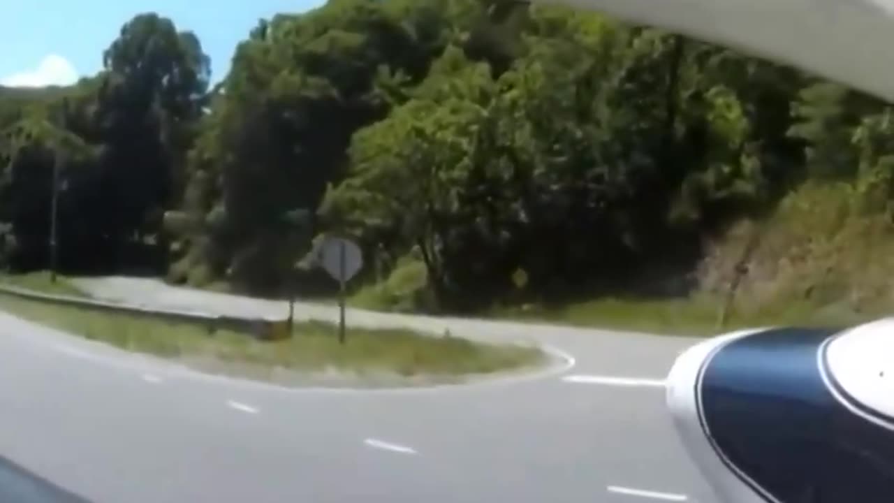 Pilot lands on highway after engine failure. 😮